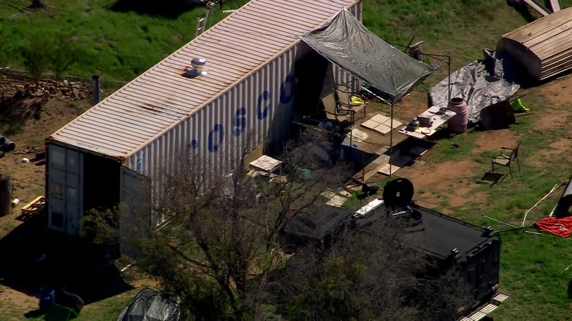 Αεροφωτογραφία βαριά θωρακισμένων οχημάτων της αστυνομίας σταθμευμένα δίπλα σε εγκαταλελειμμένα οχήματα και εμπορευματοκιβώτια.