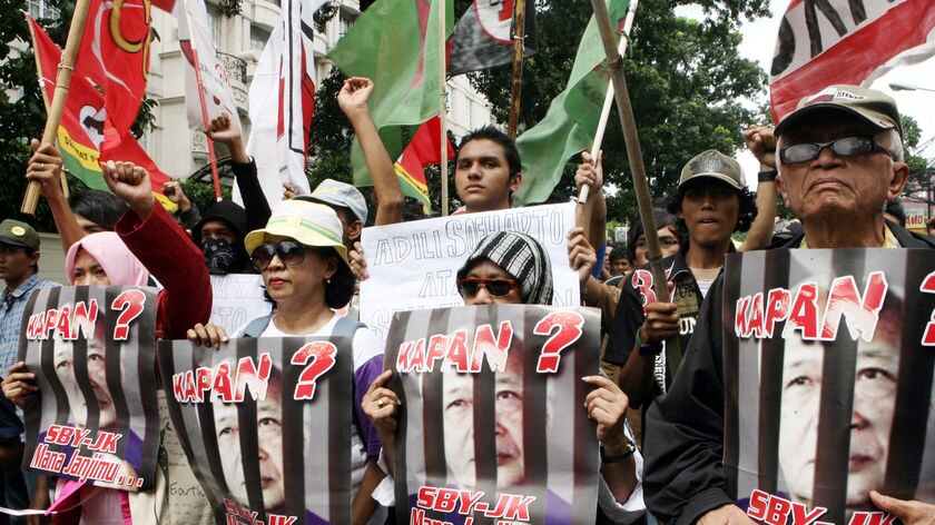 Anti-Suharto activists demonstrate outside hospital