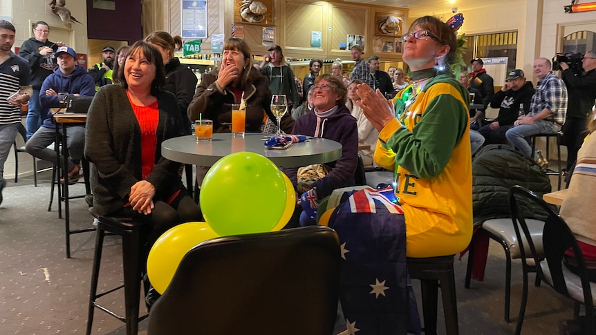 Patrons at King Island Hotel cheer on Stewart McSweyn.