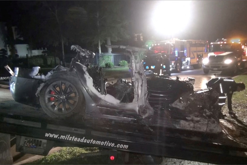 Los restos de un vehículo Tesla se cargan en una grúa después de que se estrelló en Texas