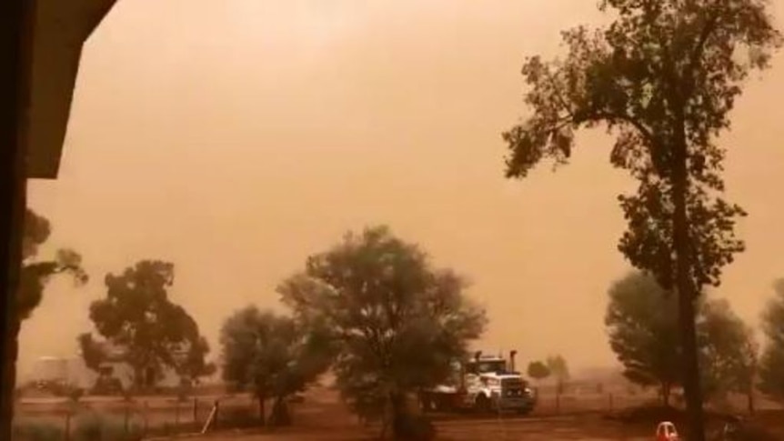 Dust storm hits Charleville (Supplied: Bec Brayley)