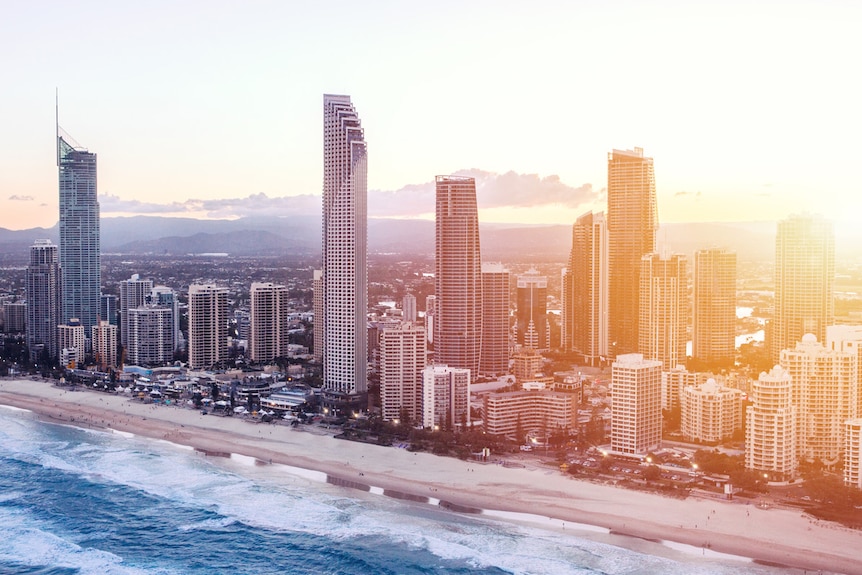 GOLD COAST, AUSTRALIA - MARCH 25, 2008: People walk in Surfers Paradise,  Gold Coast, Australia. With more than 500,000 people, it is the 6th most  popu Stock Photo - Alamy