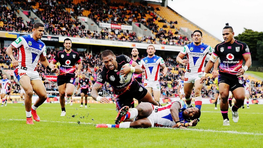Manu Vatuvei scores for the Warriors against Knights