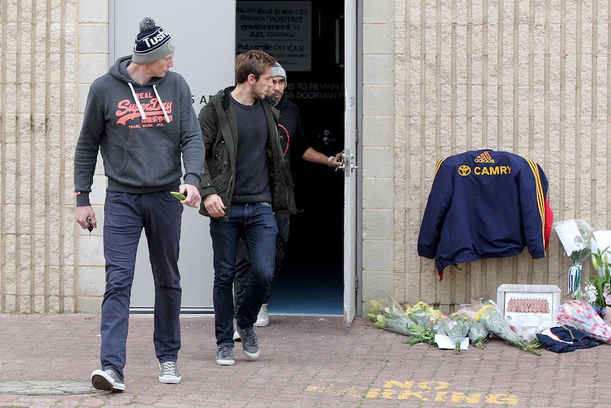 Crows players look at memorial