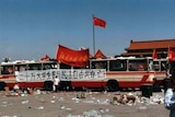 天安门广场上红旗在公共汽车车顶飘扬