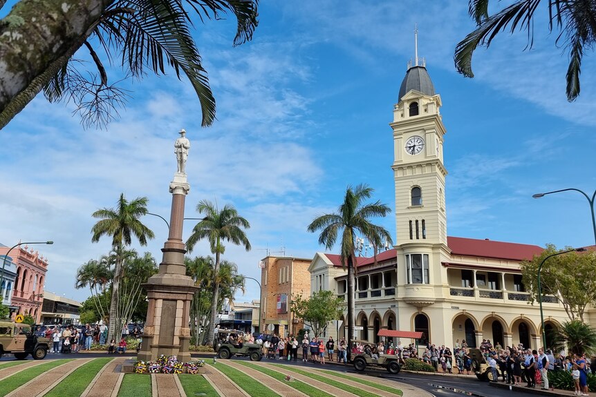 A wide shot of the Bundaberg post office and Anzac memorial statue 