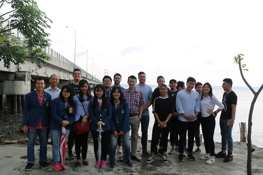Dr Riza Sunindijo (baju kotak-kotak) bersama para mahasiswa UNSW mengunjungi jembatan yang menghubungkan Surabaya dan Madura