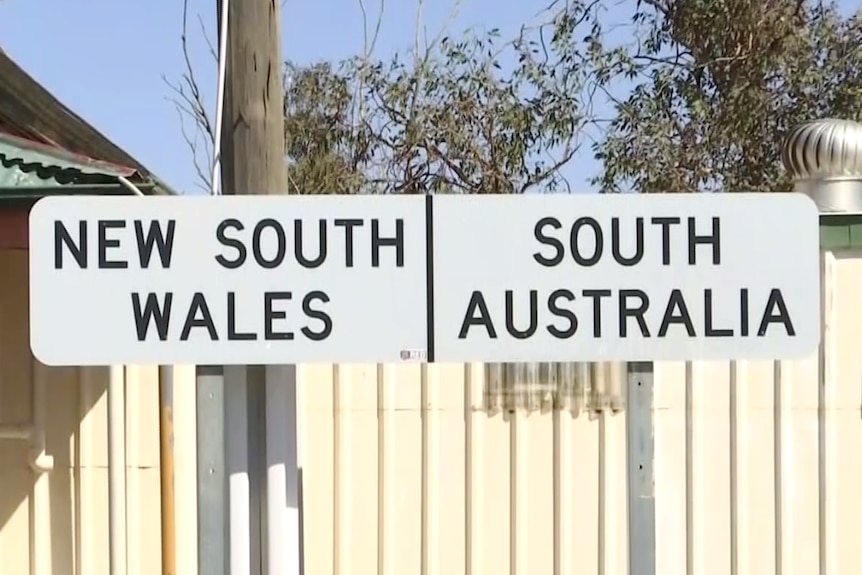 A sign at the border between New South Wales and South Australia.