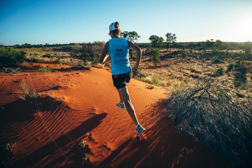 Mina Guli running across the Simpson Desert