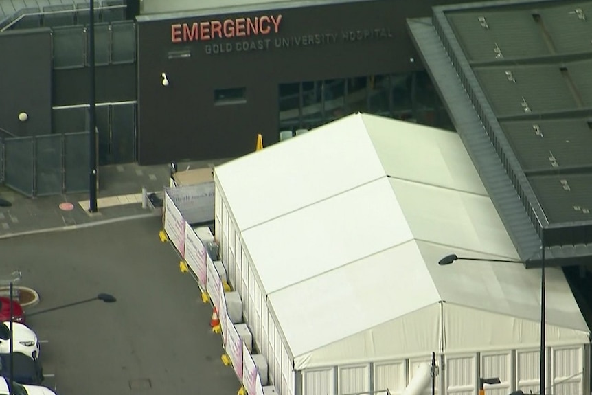 Vue aérienne des tentes de triage COVID à l'extérieur du service des urgences de l'hôpital universitaire de Gold Coast à Southport 