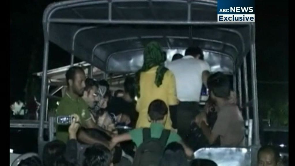 Asylum seekers land on Java in lifeboat - ABC News