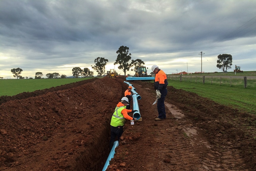 Workers on new Loddon pipeline