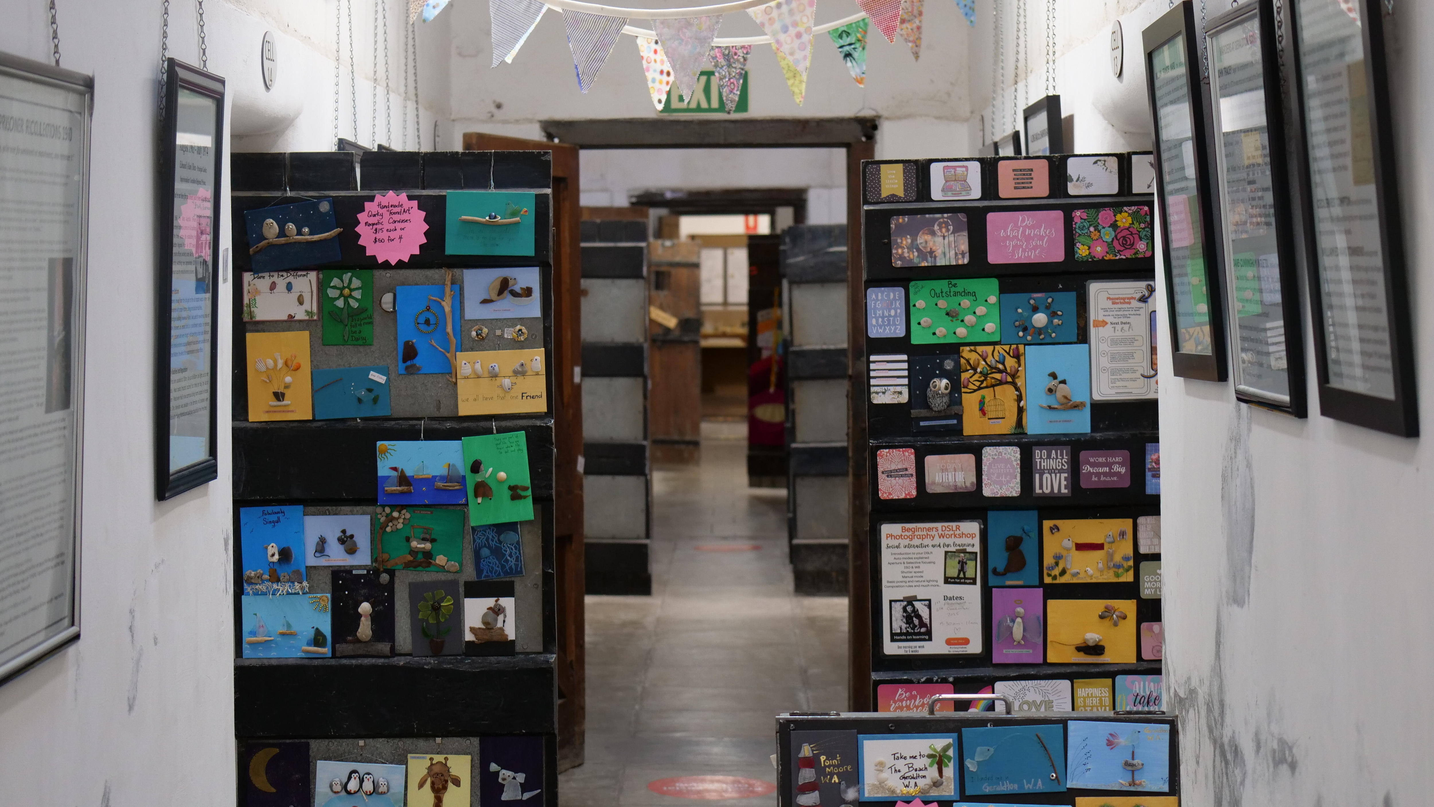 Um corredor com portas abertas cobertas de arte. 