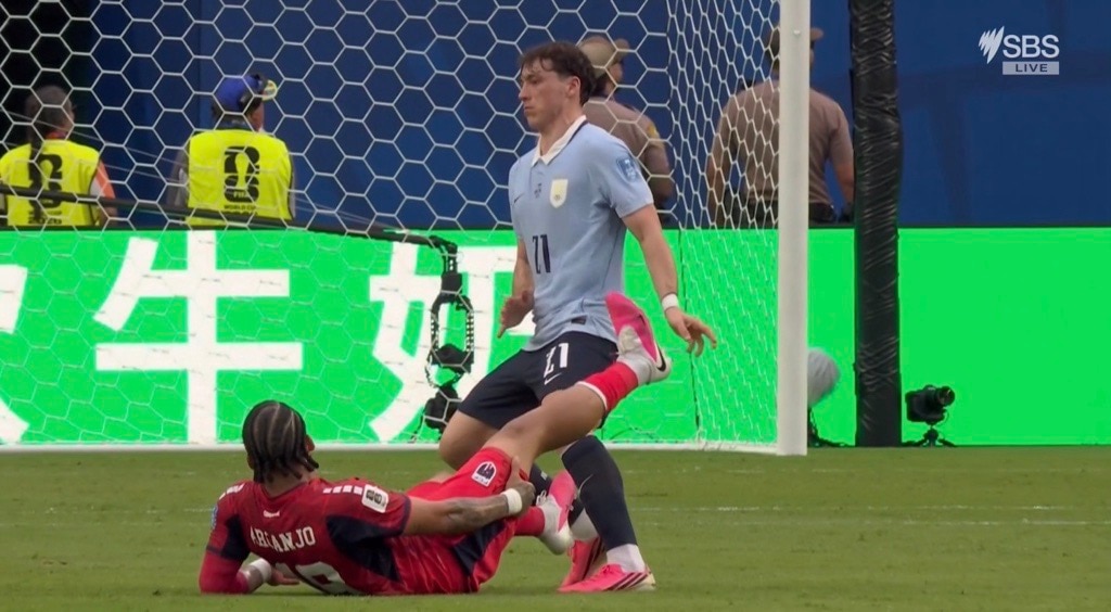 Federico Viñas drops the foot of Telmo Arcanjo.
