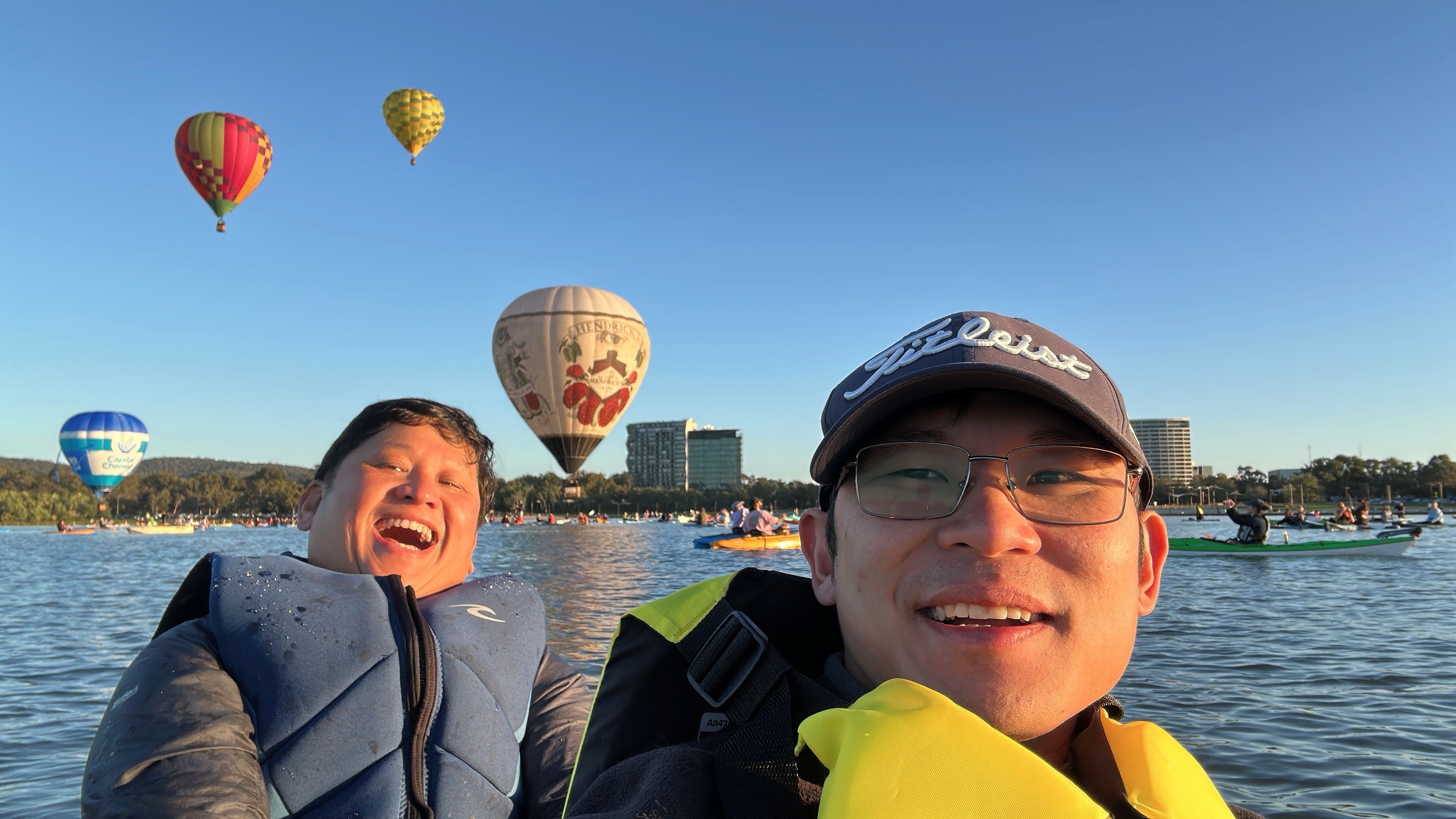 Video captures moment hot air balloon knocks kayakers into Canberra lake