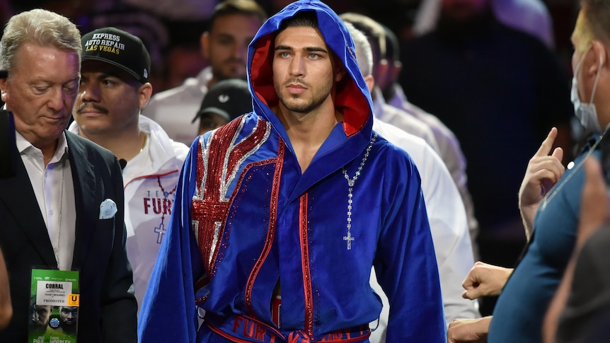 Tommy Fury in a blue robe before a fight