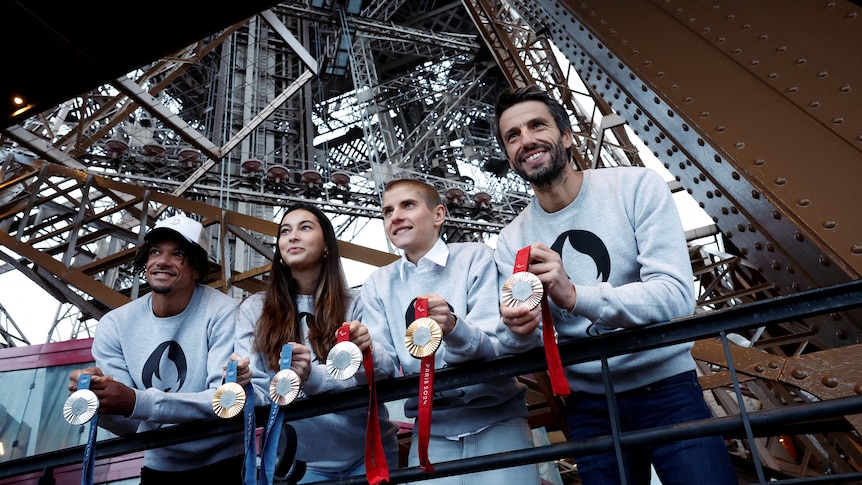 Les organisateurs des Jeux Olympiques et Paralympiques de Paris dévoilent les médailles des deux Jeux contenant du métal de la Tour Eiffel