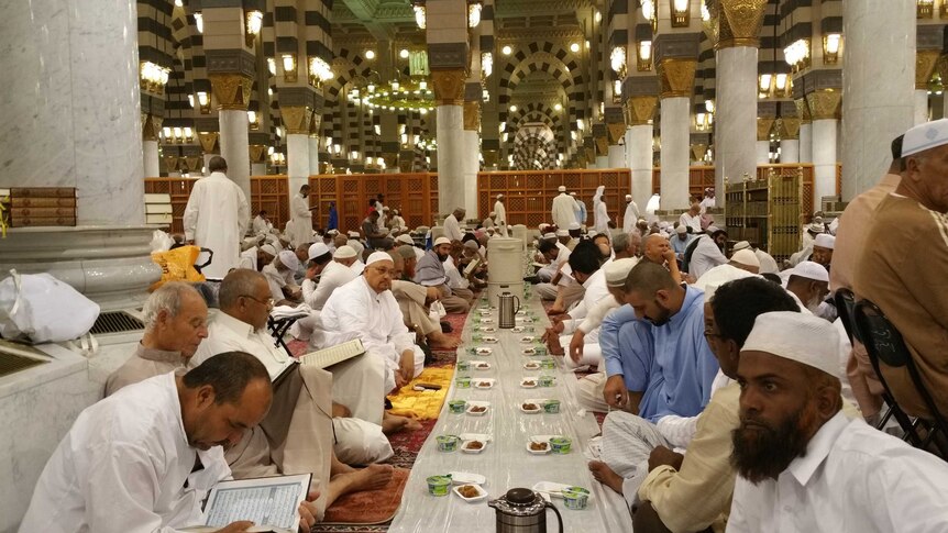 Hampir dua jam sebelum buka, makan sudah digelar di atas karpet di Masjid Nabawi.