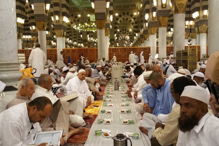 Hampir dua jam sebelum buka, makan sudah digelar di atas karpet di Masjid Nabawi.