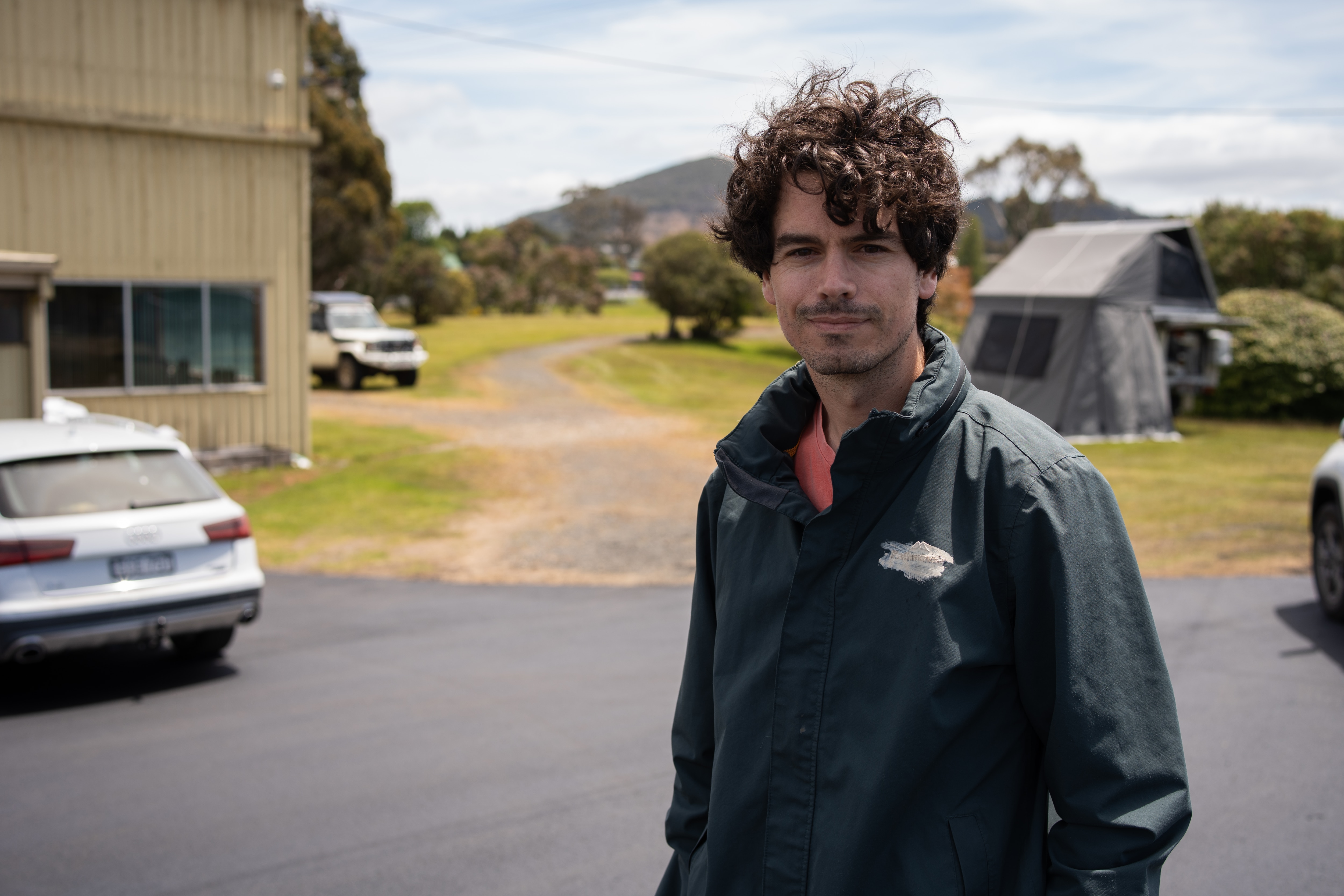 O homem representa o retrato