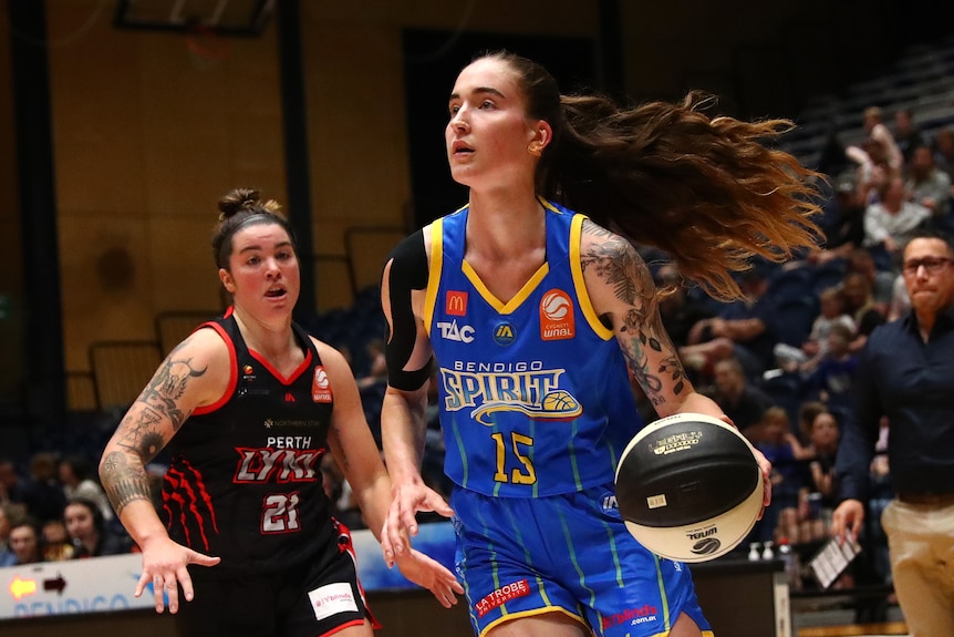 Bendigo Spirit basketballer Anneli Maley dribbles the ball 