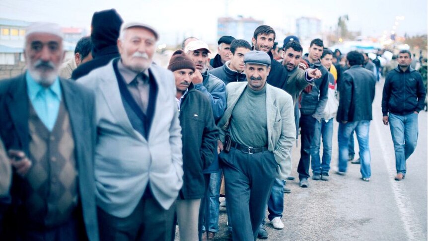 Turkish quake survivors queue for aid