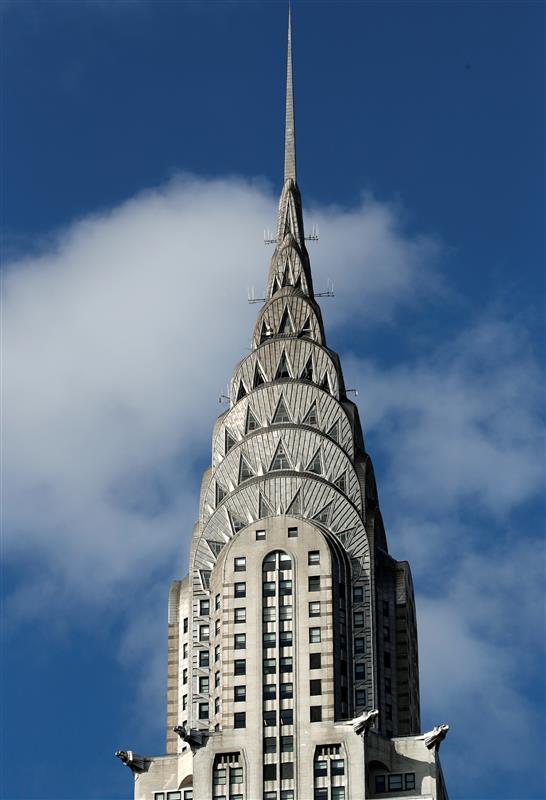 Тесный план с вершины здания Chrylser с украшением искусства в блестящей нержавеющей стали на солнце