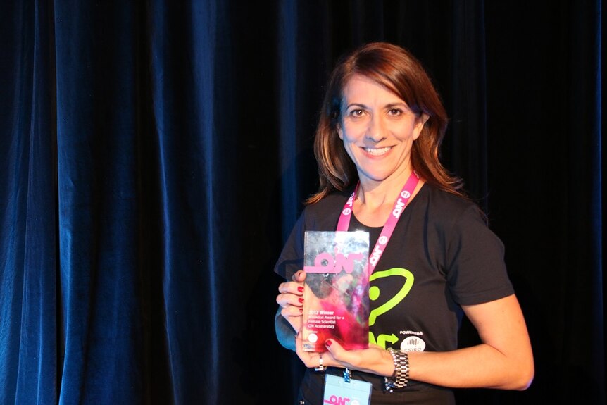 Dr Yolanda Surjan receives a CSIRO award for the Breakout Female Scientist.