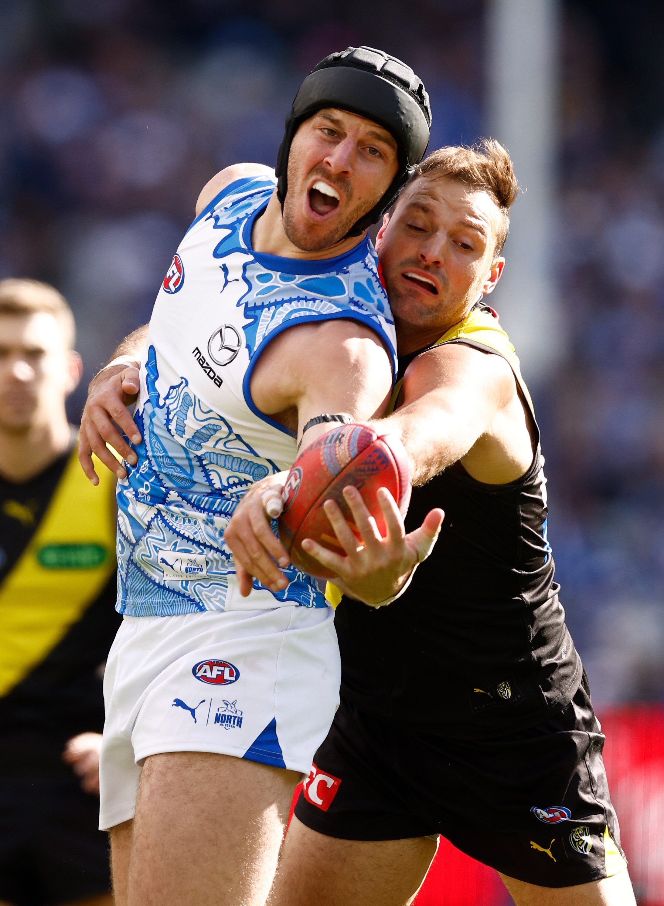 Live: Tigers and Roos trade goal blitzes in fluctuating MCG encounter 