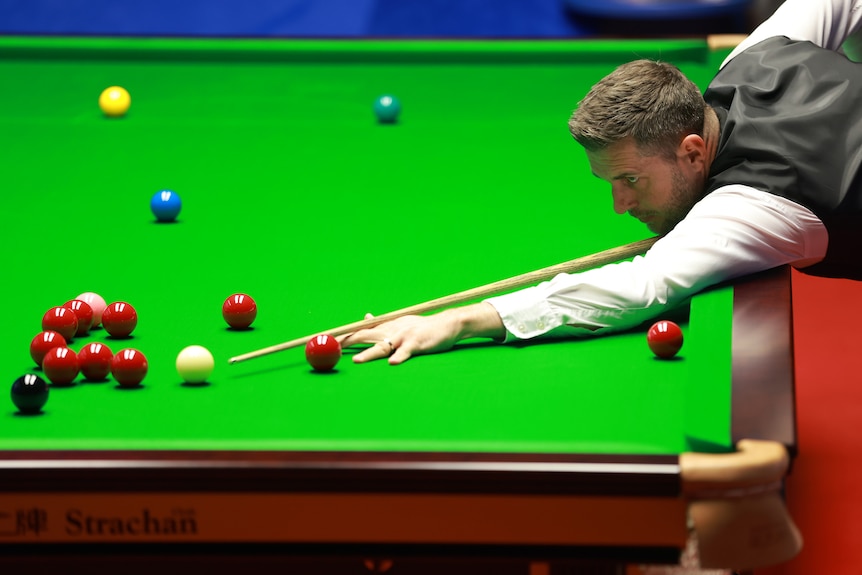 Mark Selby lines up a shot on a snooker table