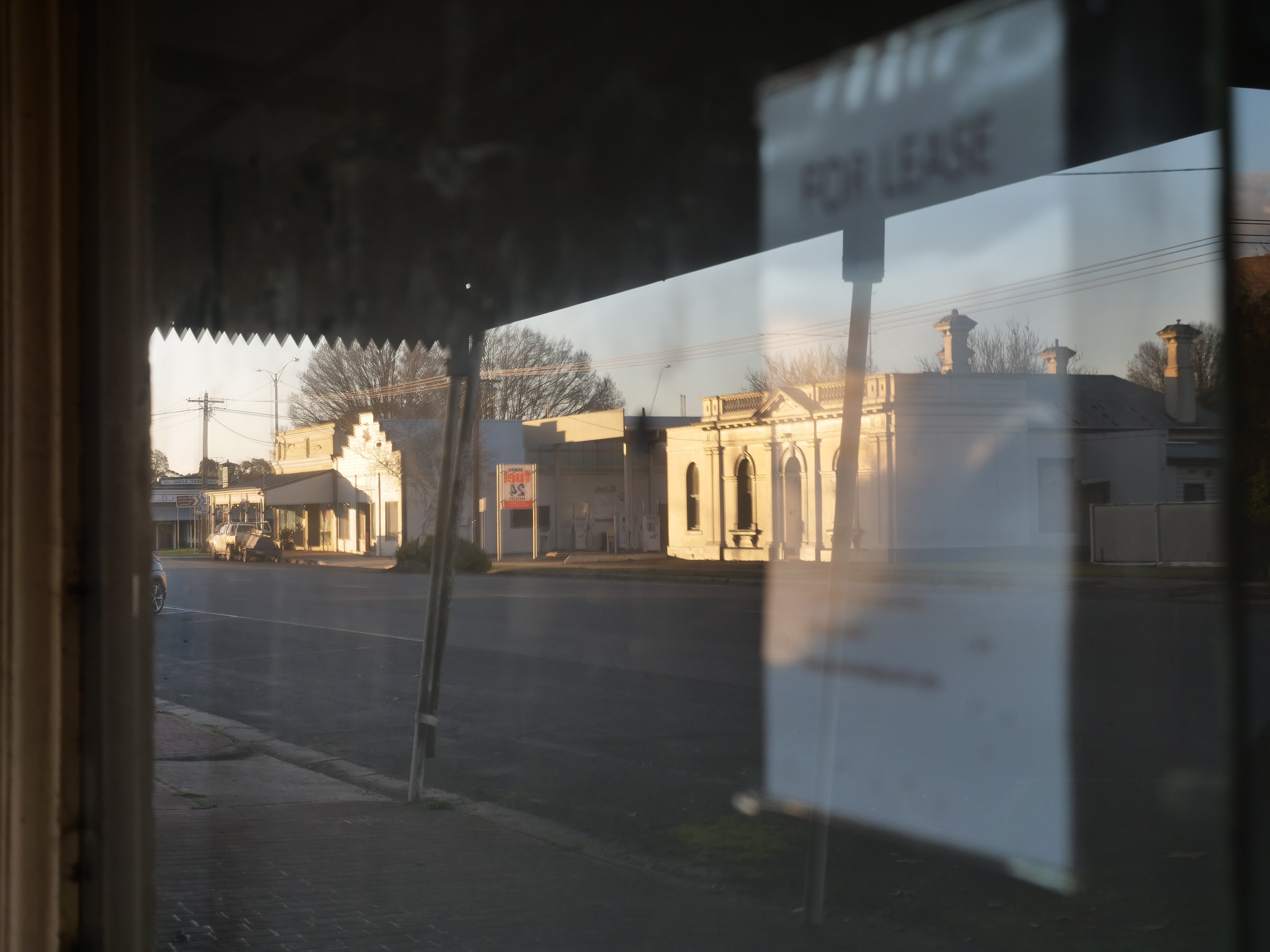 Primer plano de las ventanas de las tiendas.