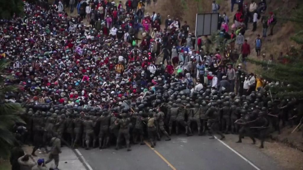 Guatemalan Security Forces Clash With Migrant Caravan Bound For US ...