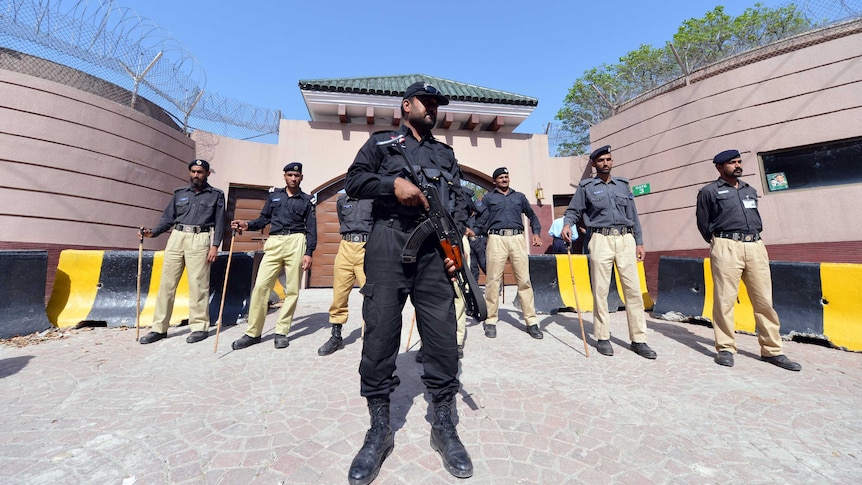 Pakistani police guard Musharraf's residence