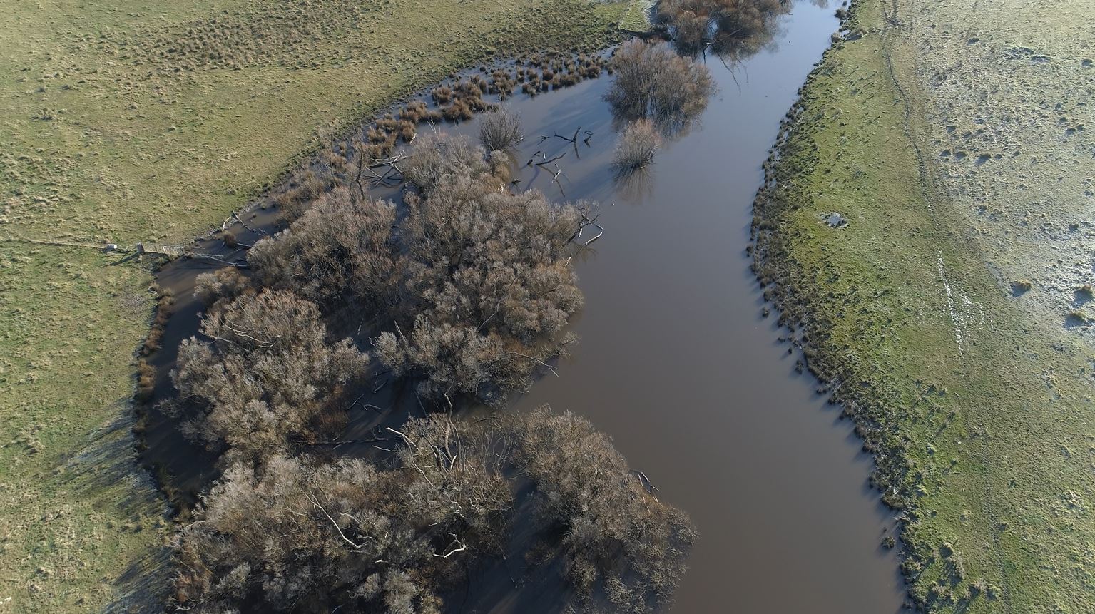 Una vista aérea de un río.