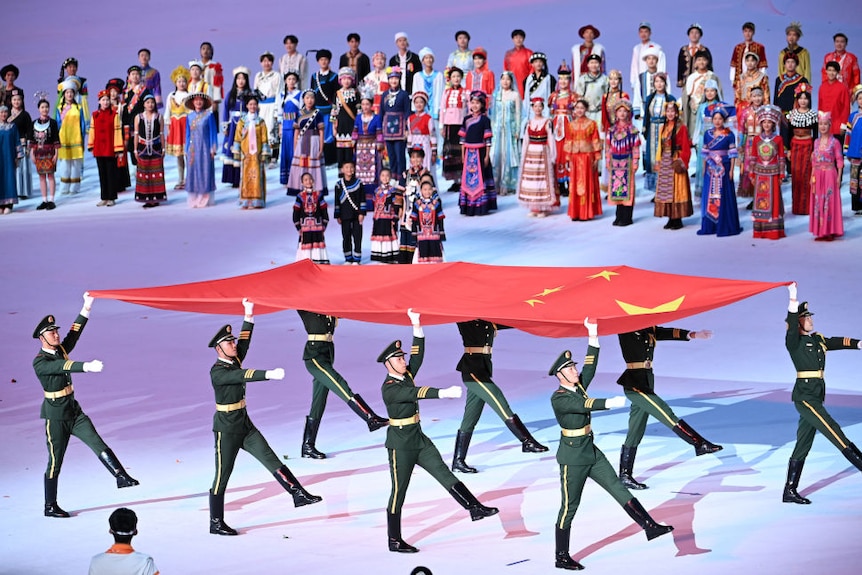 军人举着中国国旗入场