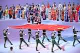 军人举着中国国旗入场