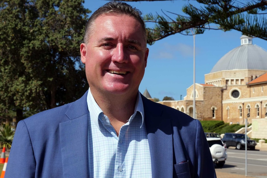 Foto de cabeza del alcalde de la ciudad de Greater Geraldton, Shane Van Styn, sonriendo.