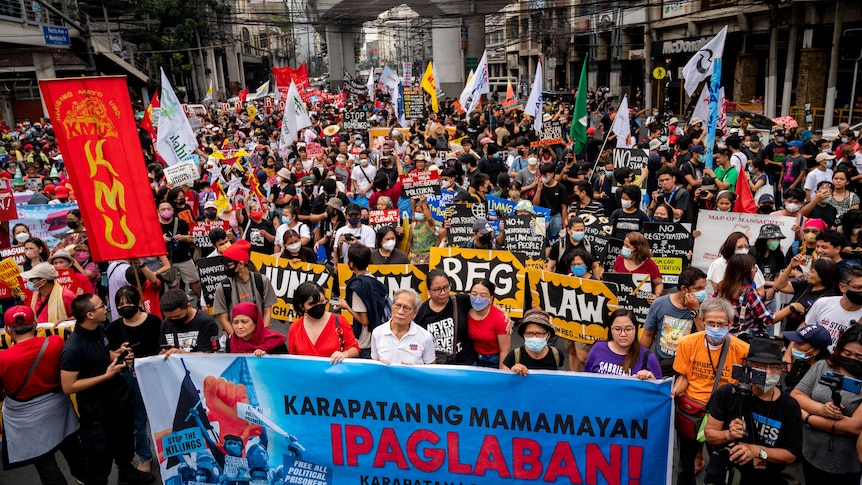 Picture of a large number of protesters holding banners and chanting slogans