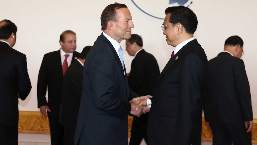 Tony Abbott shakes hands with Chinese premier Li Keqiang