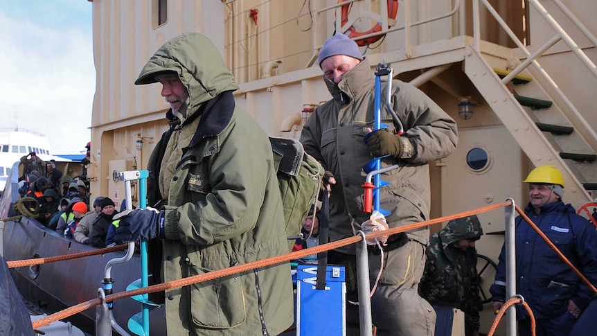 Workers leave ship after ice floe rescue