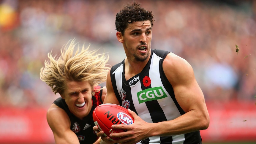 Scott Pendlebury is chased by Dyson Heppell