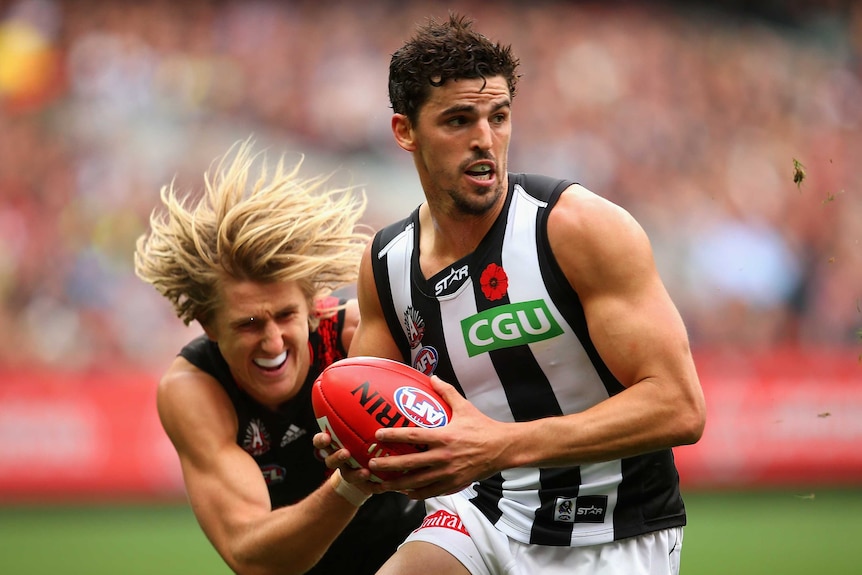 Scott Pendlebury is chased by Dyson Heppell