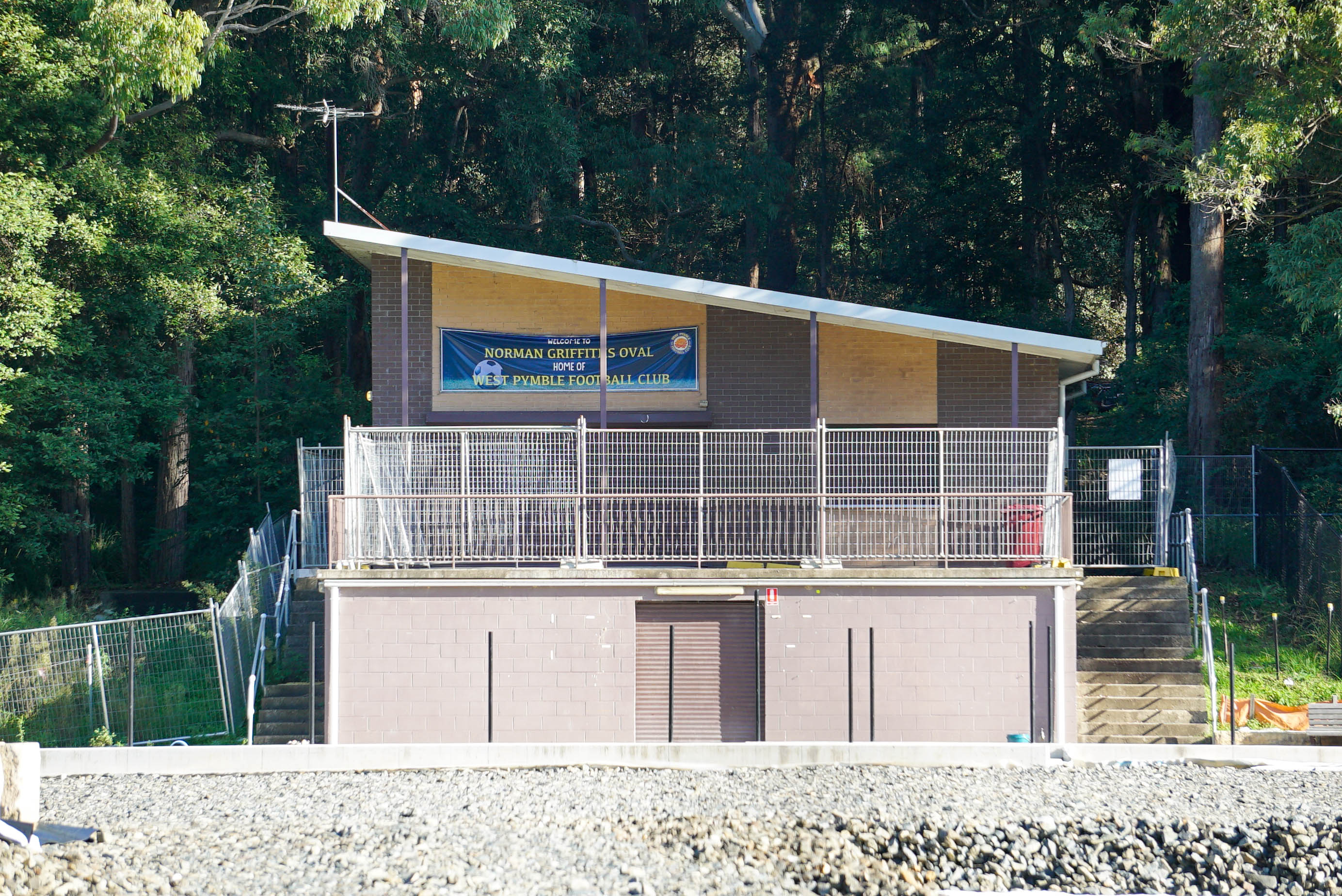 um clube de futebol cercado por cercas temporárias