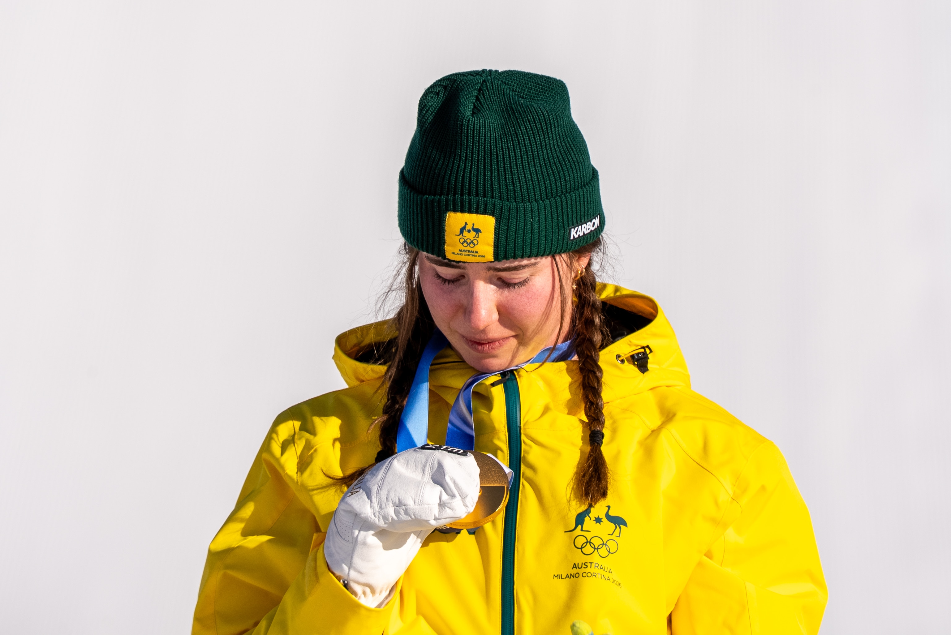 Josie Baff mira su medalla