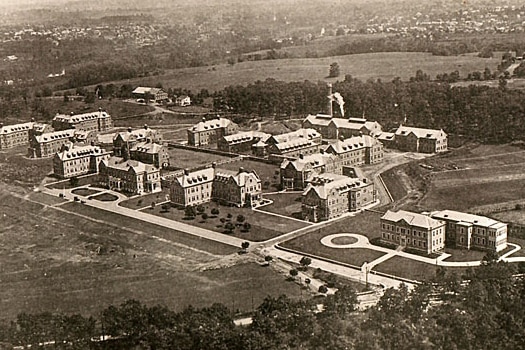 An overhead photo in black and white of a sprawling school and hospital complex.