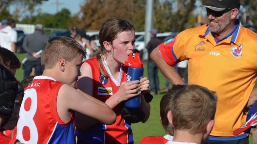 AFL grants exemption to 14-year-old Victorian girl to play footy with boys in mixed comp – ABC News