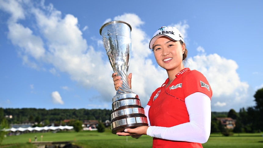 Minjee Lee holding a silver trophy