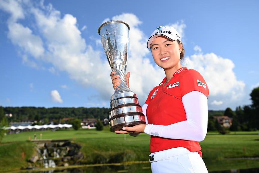 Minjee Lee holding a silver trophy