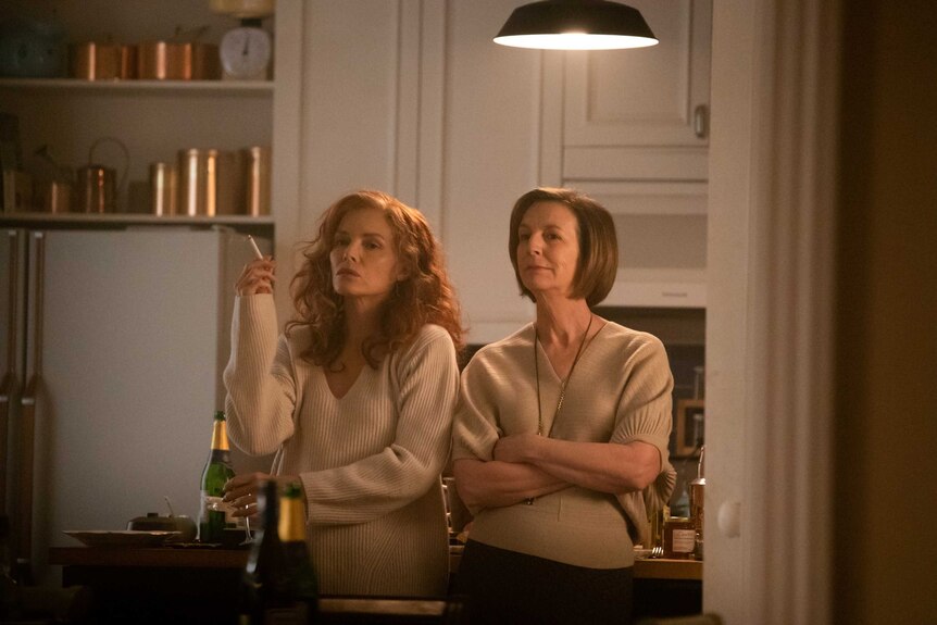 A scene from the film French Exit with Michelle Pfeiffer and Susan Coyne in a kitchen