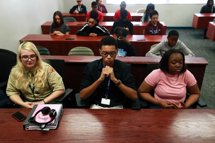 Fort Lauderdale students participate in moments silence